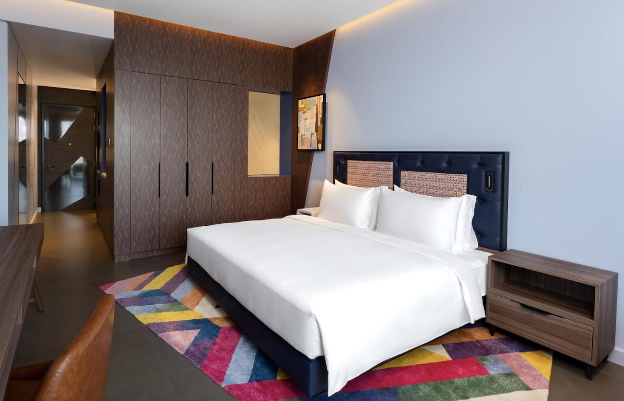 Hyatt Centric Jumeirah Dubai Exterior foto A bedroom at the hotel