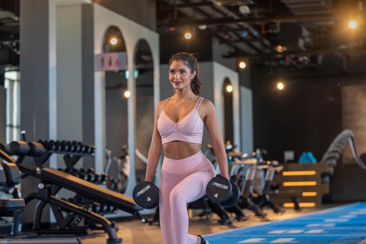 Hyatt Centric Jumeirah Dubai Exterior foto A woman working out with weights