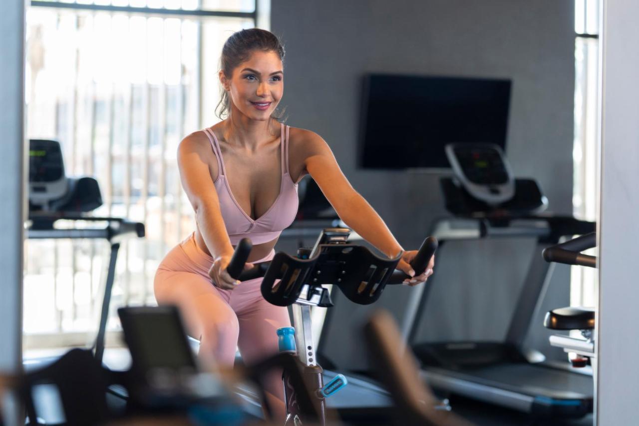 Hyatt Centric Jumeirah Dubai Exterior foto A woman on a stationary bicycle