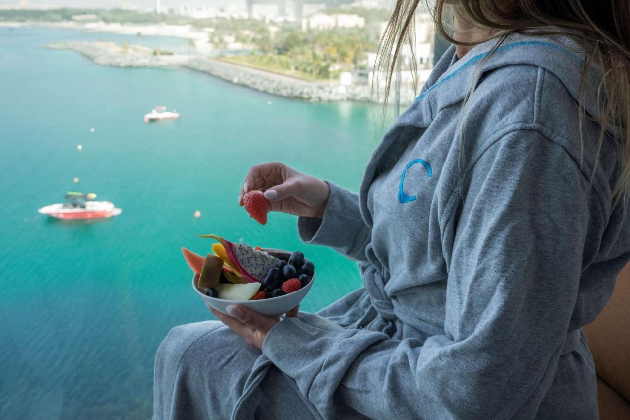 Hyatt Centric Jumeirah Dubai Exterior foto A woman wearing a bathrobe
