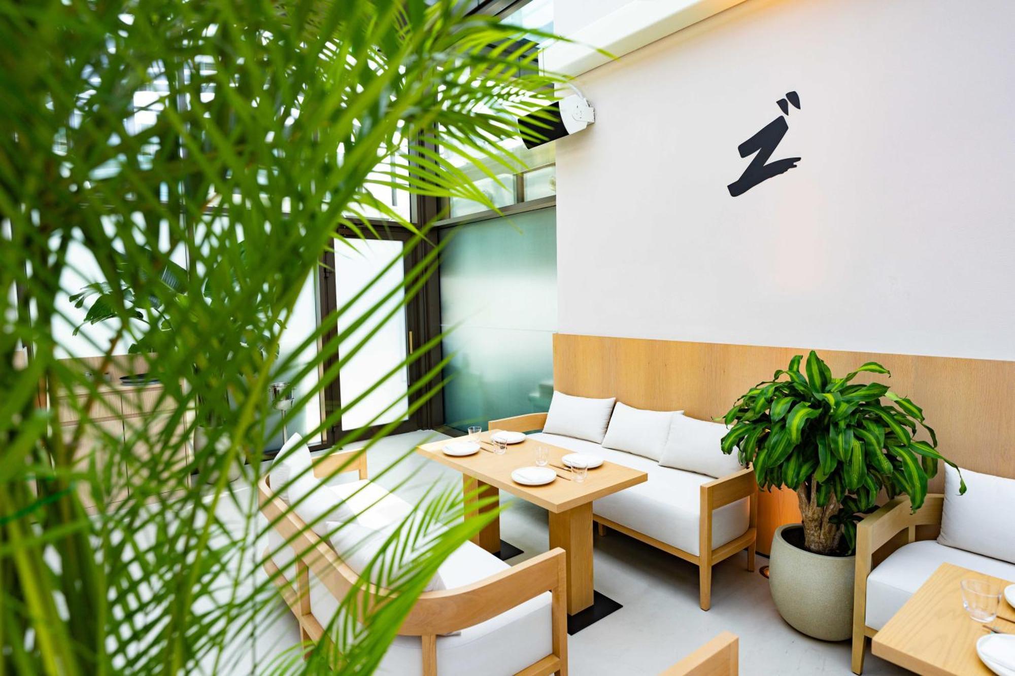 Hyatt Centric Jumeirah Dubai Exterior foto Interior of a ZARA Home store in Madrid, Spain