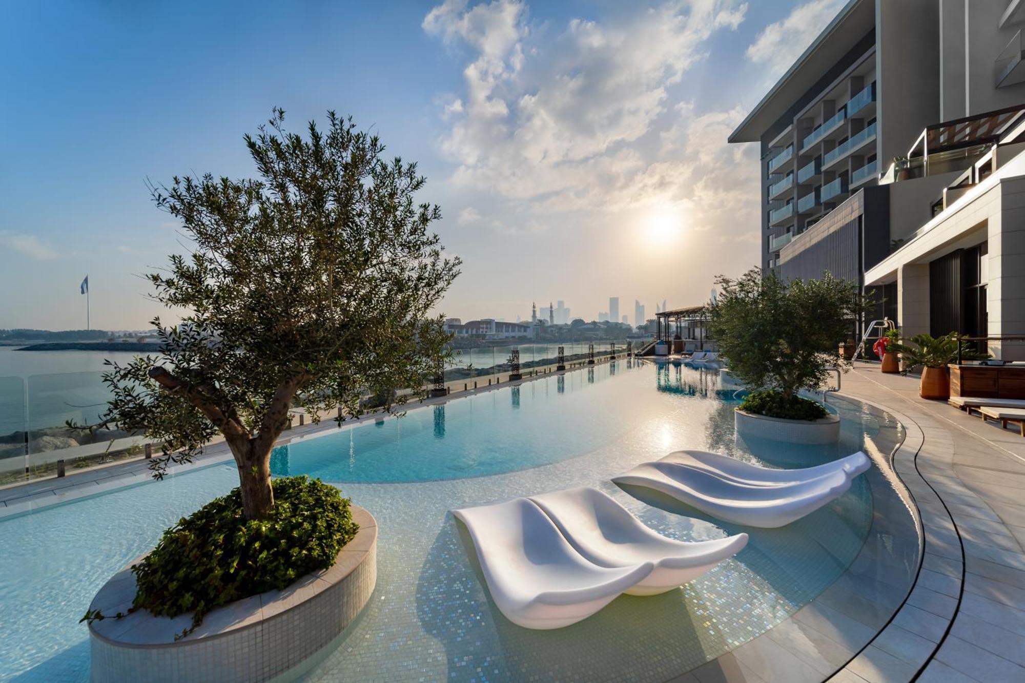 Hyatt Centric Jumeirah Dubai Exterior foto The swimming pool at the hotel