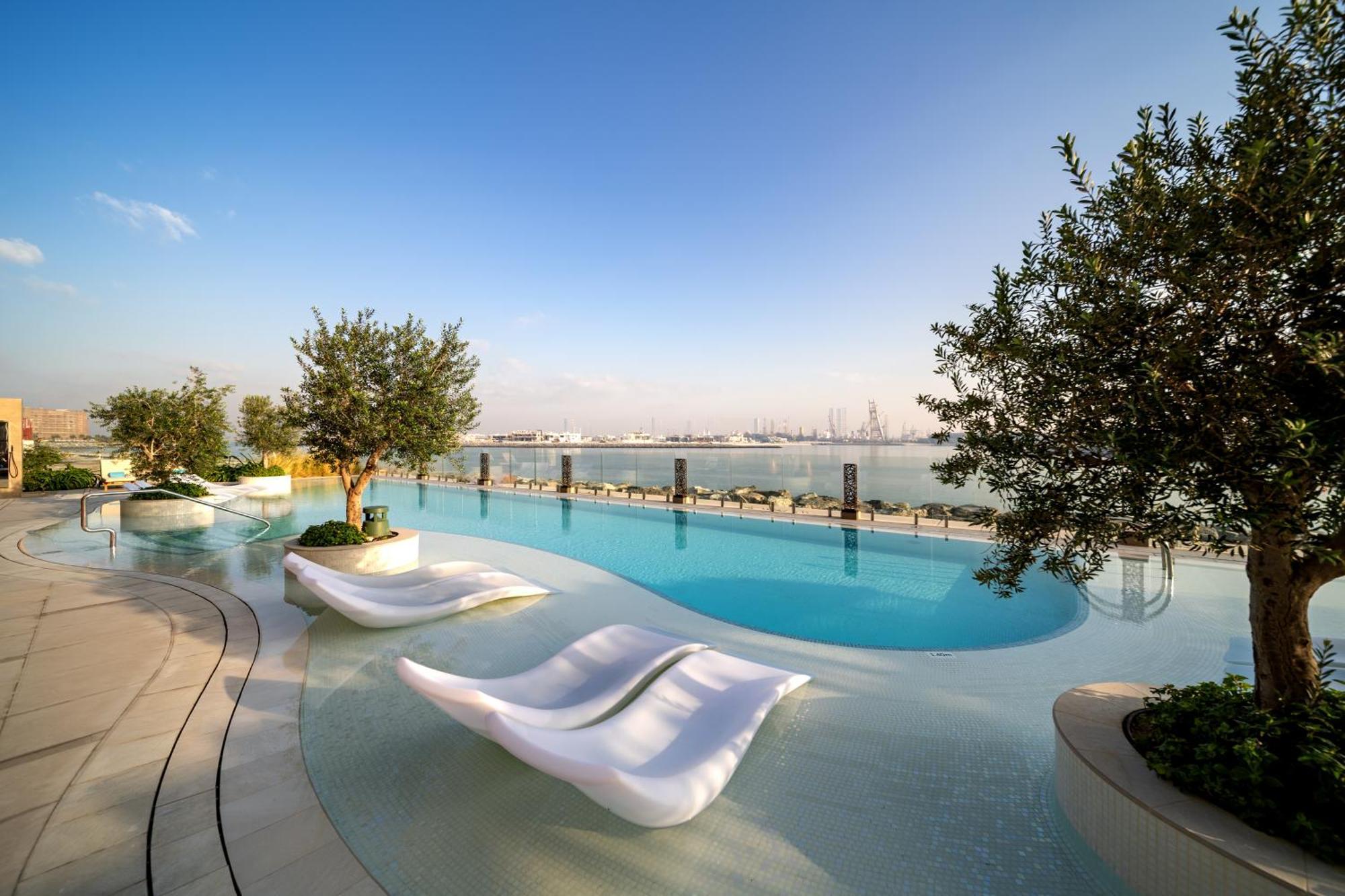 Hyatt Centric Jumeirah Dubai Exterior foto The swimming pool at the top of the hotel