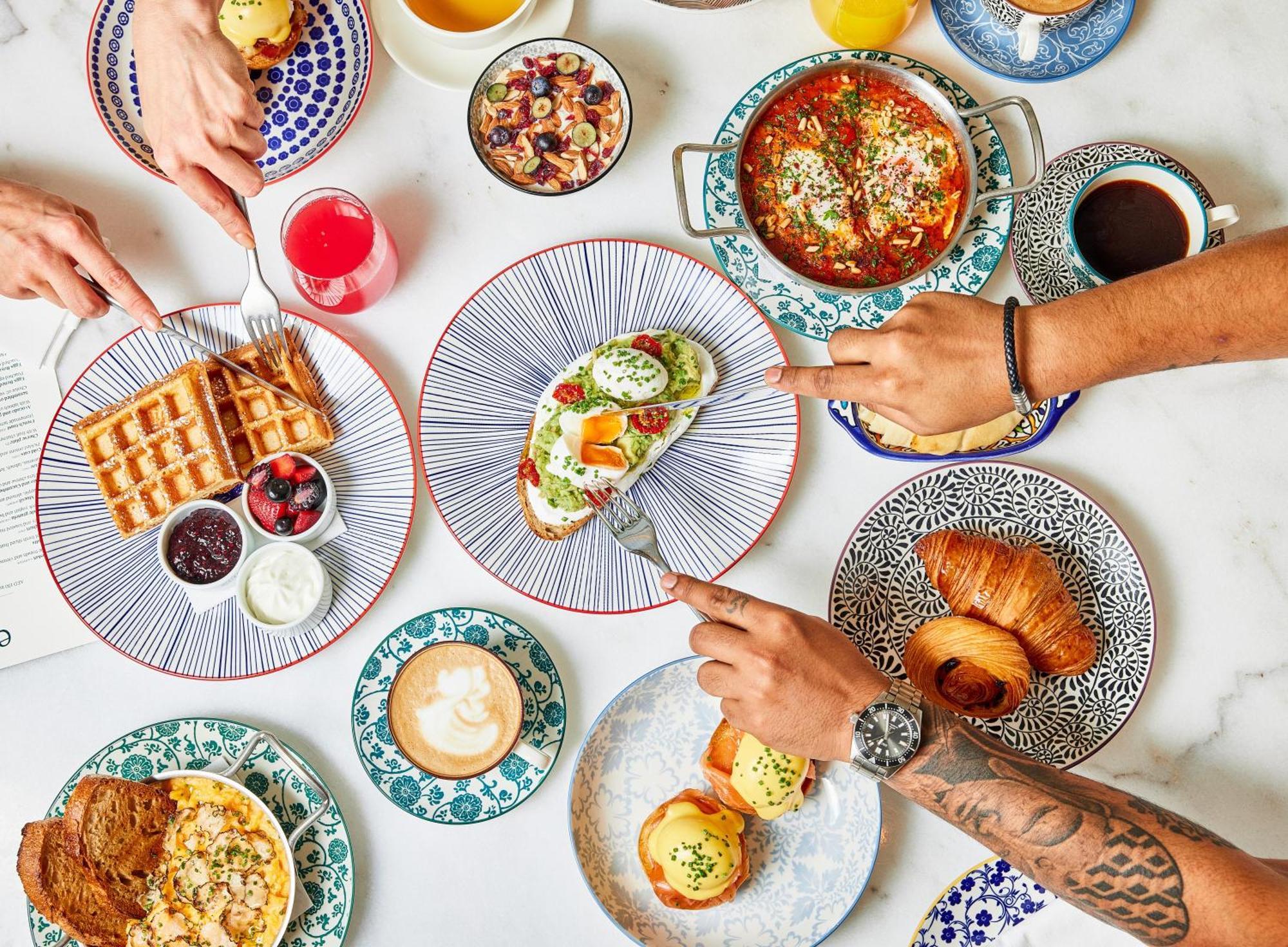 Hyatt Centric Jumeirah Dubai Exterior foto Breakfast at the restaurant